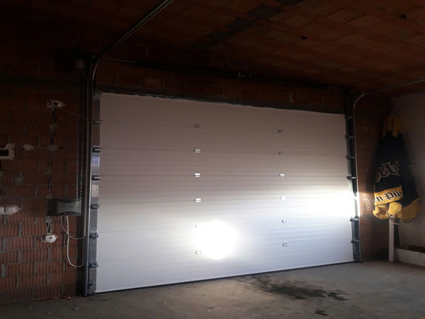 Garažna i industrijska segmentna vrata